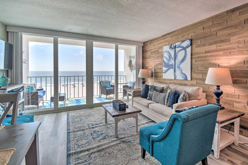 Bright Gulf Shores Beachfront Condo w/ Pool Access House in Gulf Shores