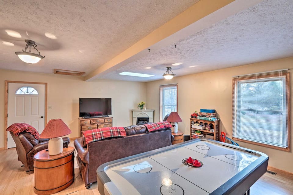 Walk to Pool & Lake: Albrightsville Vacation Home! House in Tunkhannock Township