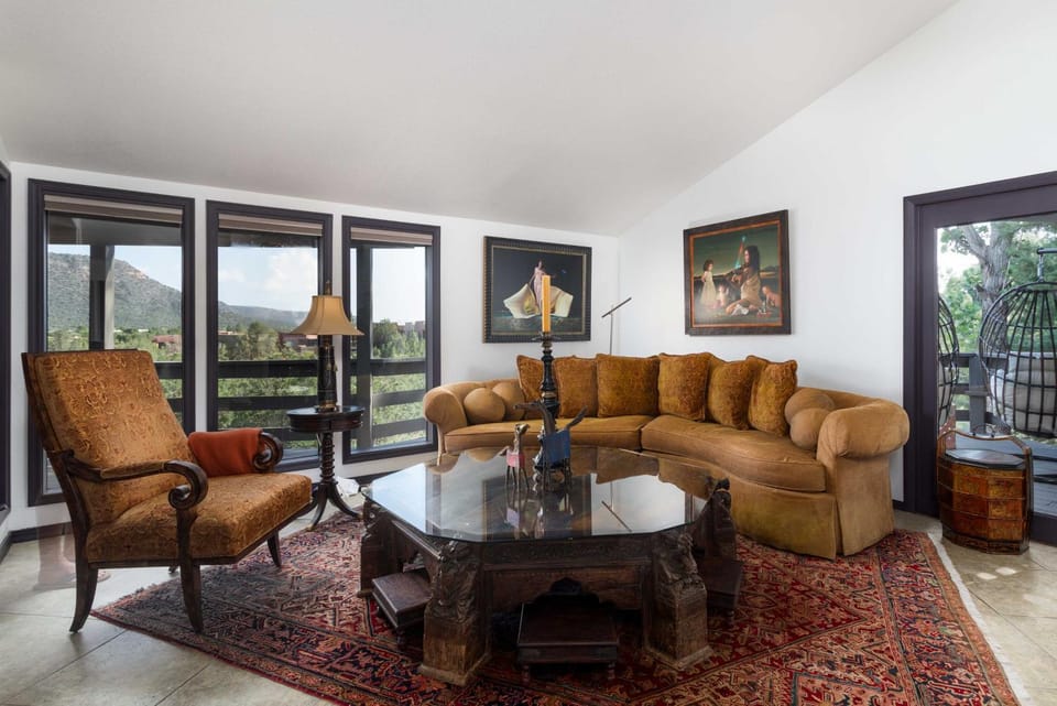 Outdoor Entertaining Space: Sedona Mtn-View Home House in Village of Oak Creek