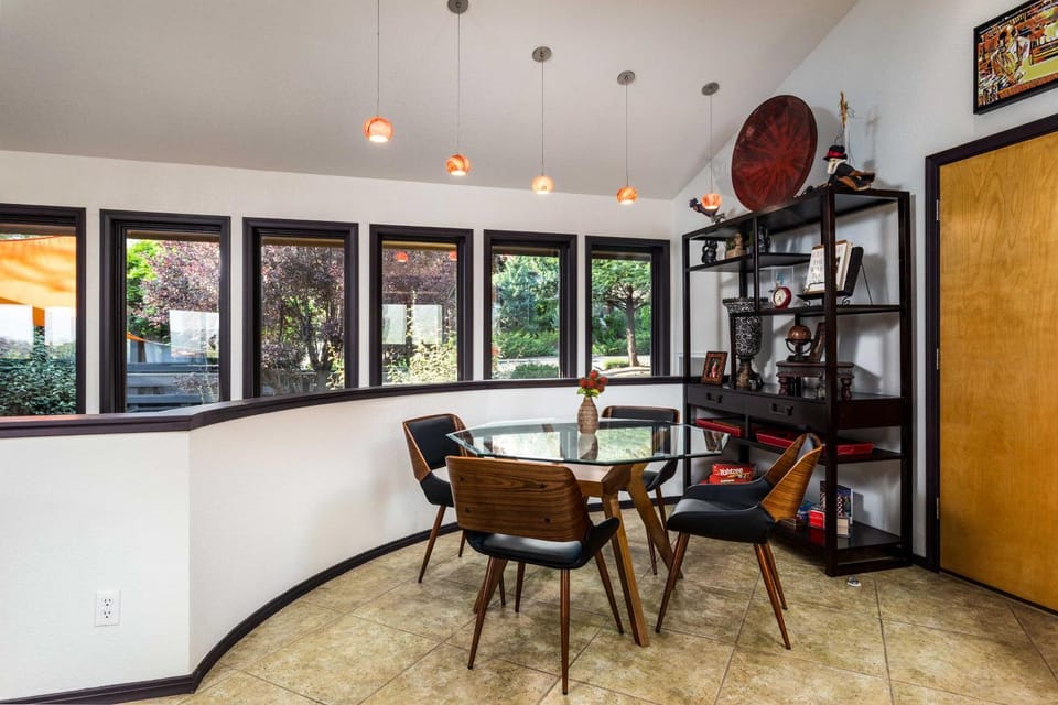 Outdoor Entertaining Space: Sedona Mtn-View Home House in Village of Oak Creek