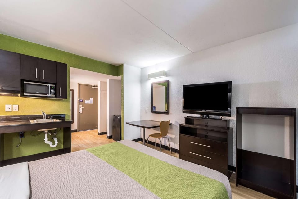 TV and multimedia, Kitchen or kitchenette, Photo of the whole room, Bedroom