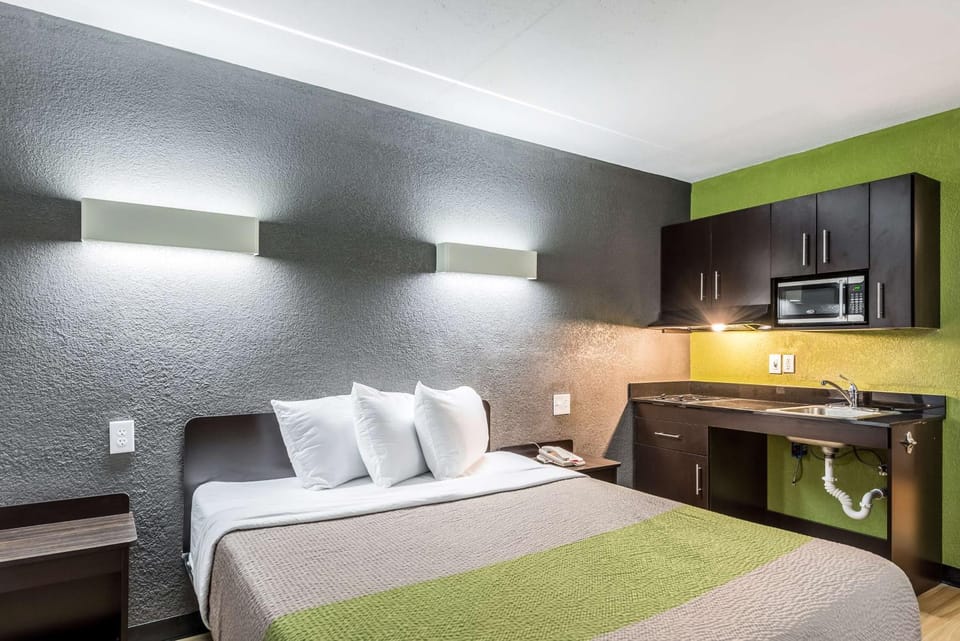 Kitchen or kitchenette, Bedroom