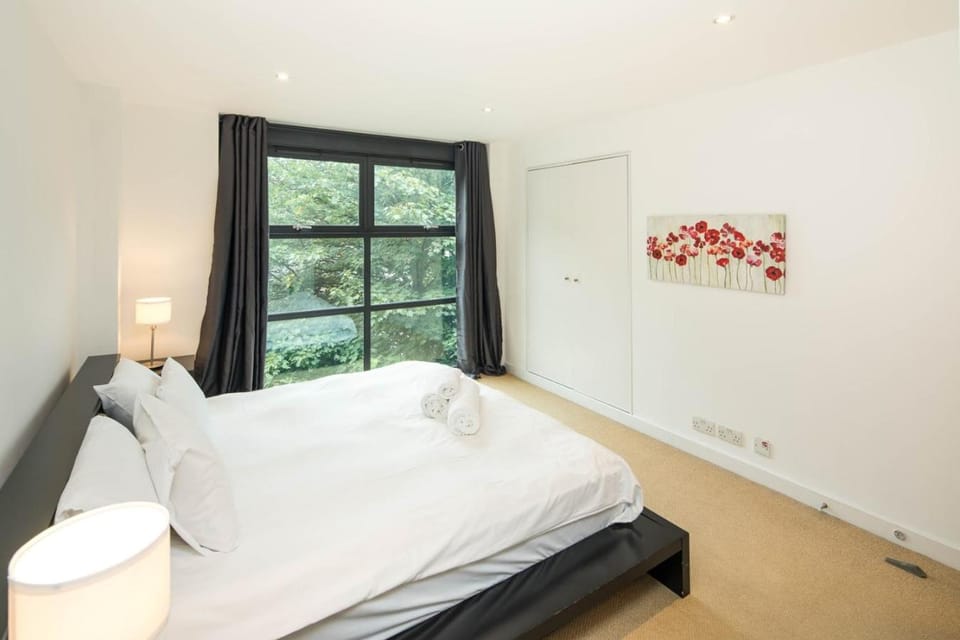 Superfast Broadband 2BD City Flat Farringdon Apartment in London Borough of Islington