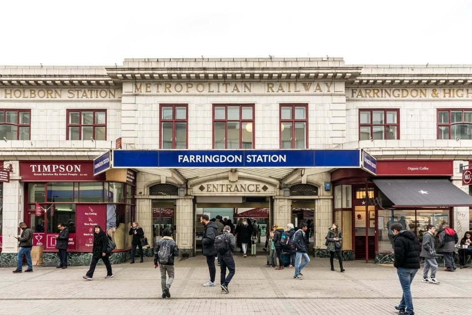 Superfast Broadband 2BD City Flat Farringdon Apartment in London Borough of Islington