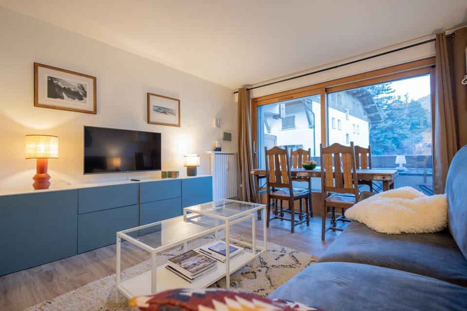 Living room, Dining area, City view, Mountain view, Meals, Dinner