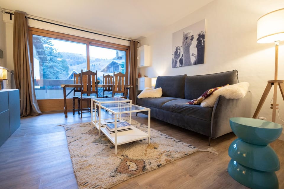 Living room, City view, Mountain view, Meals