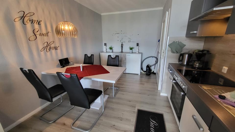 Kitchen or kitchenette, Seating area, Dining area, stove