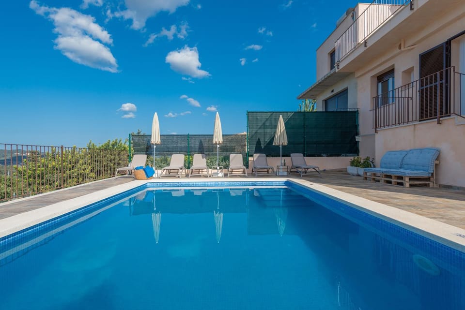 Swimming pool, sunbed