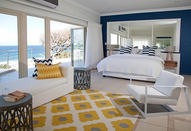 Photo of the whole room, Sea view