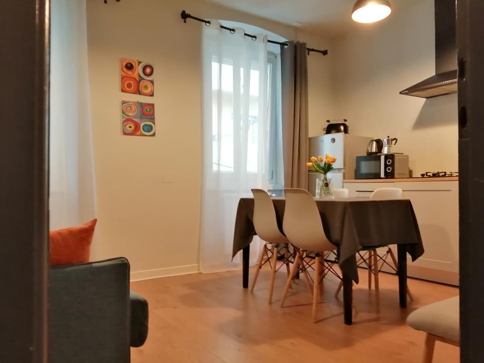 Coffee/tea facilities, Kitchen or kitchenette, Living room, Seating area, Dining area