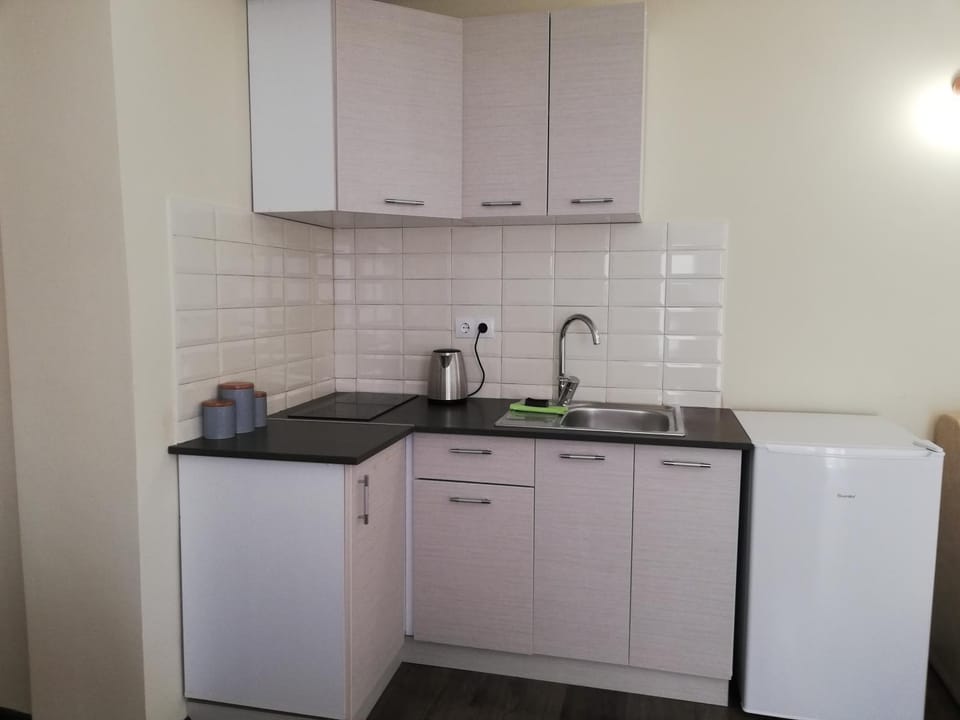 Coffee/tea facilities, Kitchen or kitchenette, stove