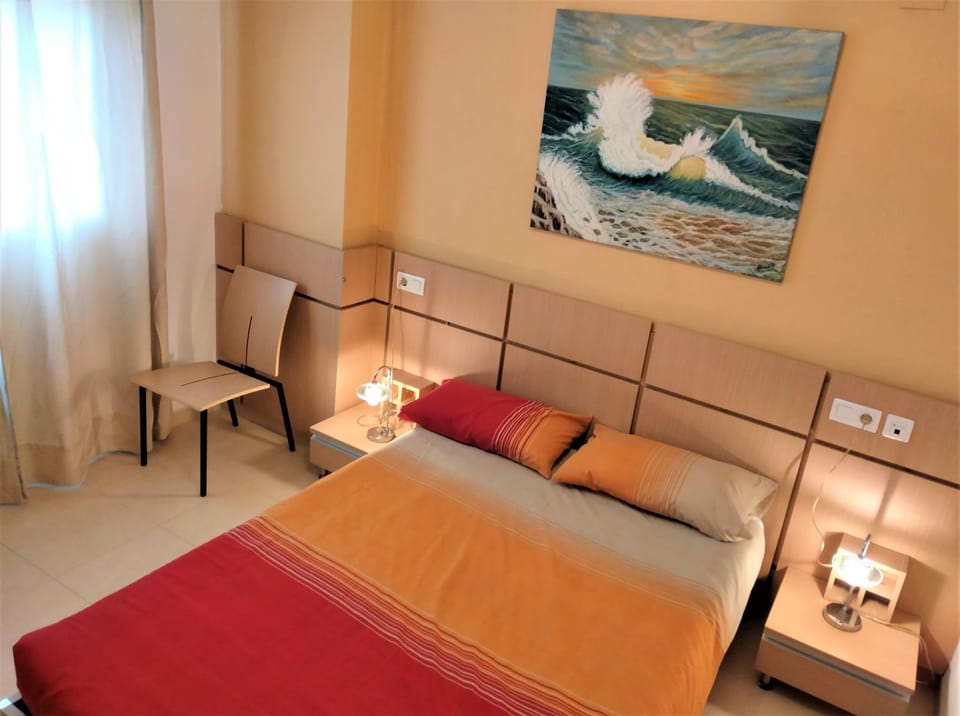Photo of the whole room, Bedroom