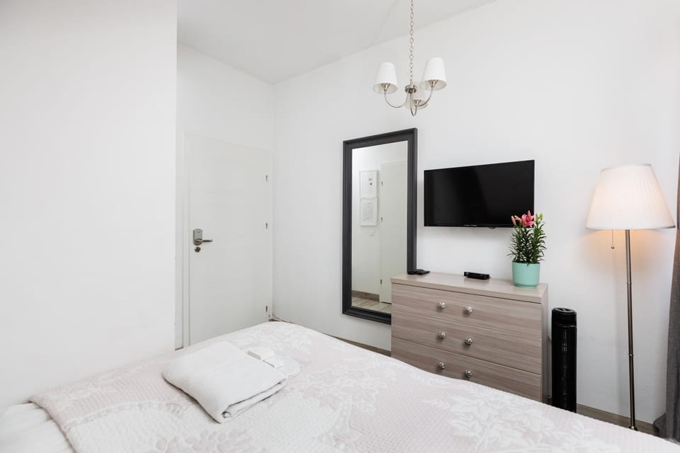 Bed, TV and multimedia, Photo of the whole room, Decorative detail, Bedroom, towels