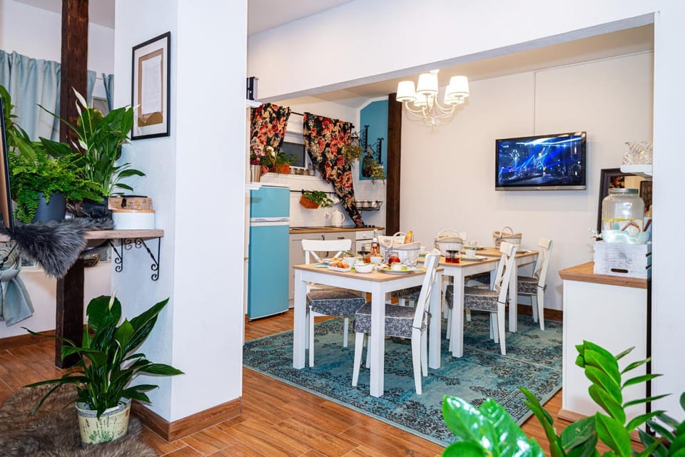 Kitchen or kitchenette, Dining area, Communal kitchen