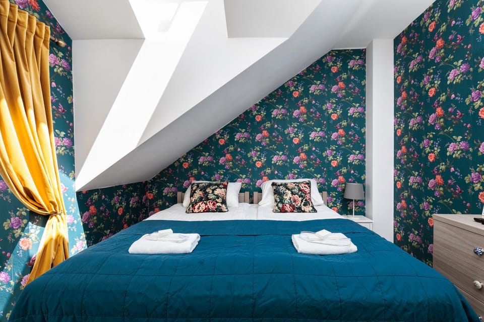 Bed, Photo of the whole room, Decorative detail, Bedroom, towels