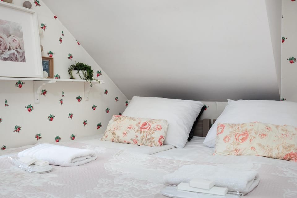 Bed, Photo of the whole room, Decorative detail, Bedroom, towels