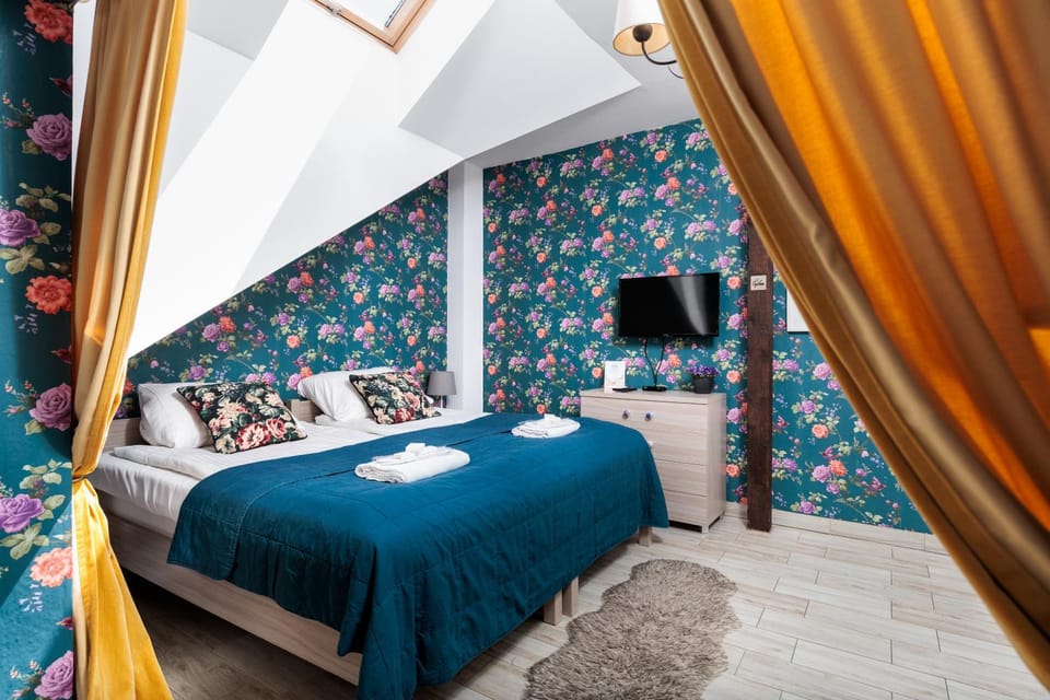 Bed, TV and multimedia, Photo of the whole room, Decorative detail, Bedroom, towels