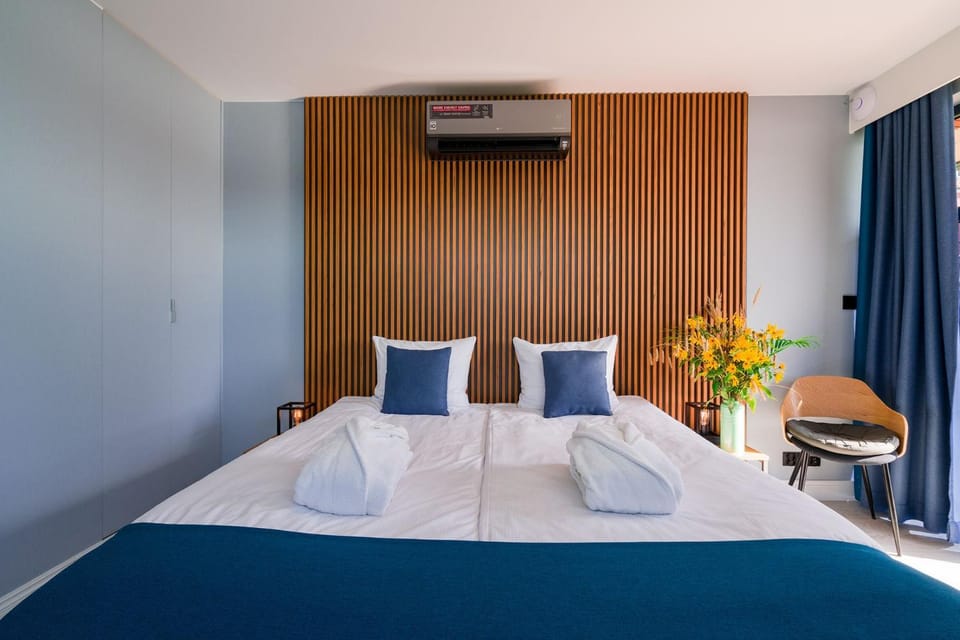 Bed, Photo of the whole room, air conditioner