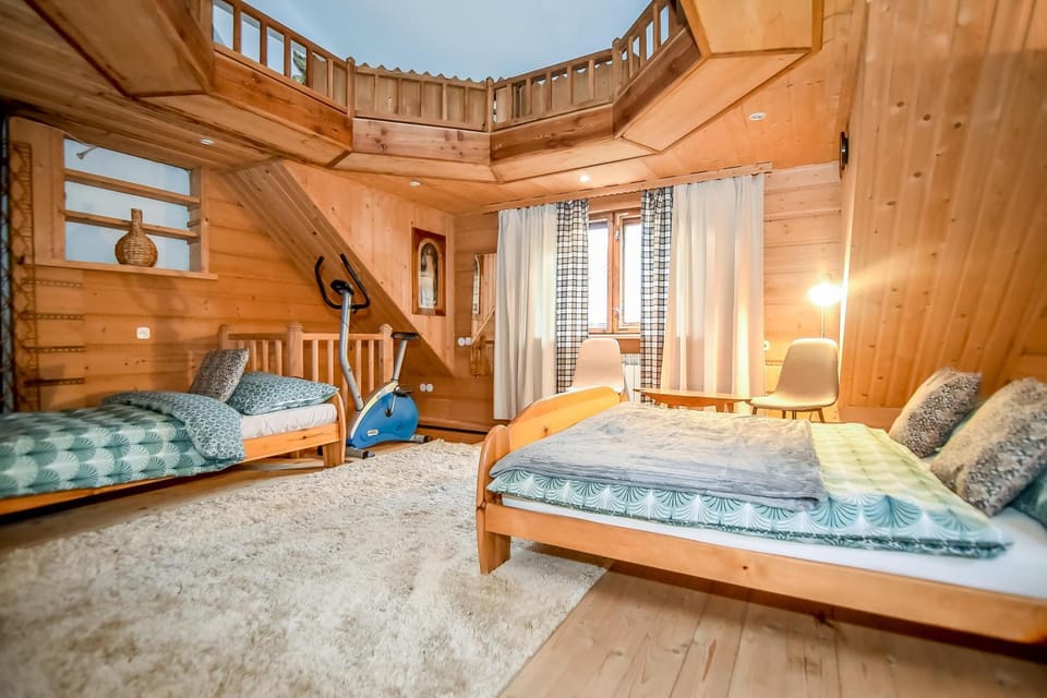 Bed, Photo of the whole room, Seating area, Bedroom