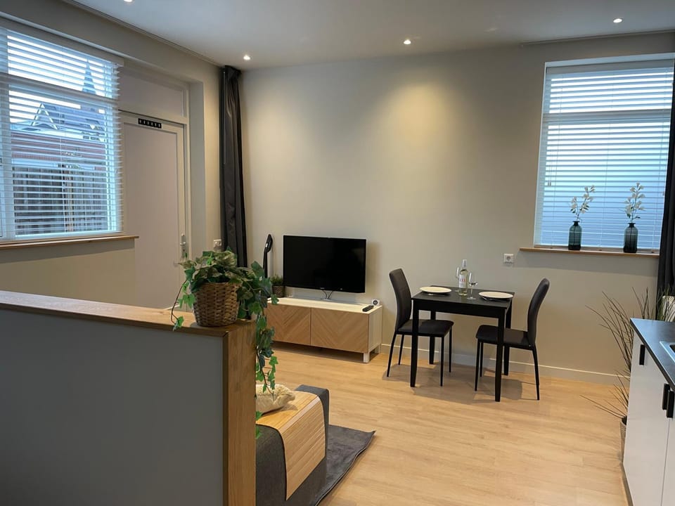 TV and multimedia, Living room, Seating area, Dining area, Evening entertainment