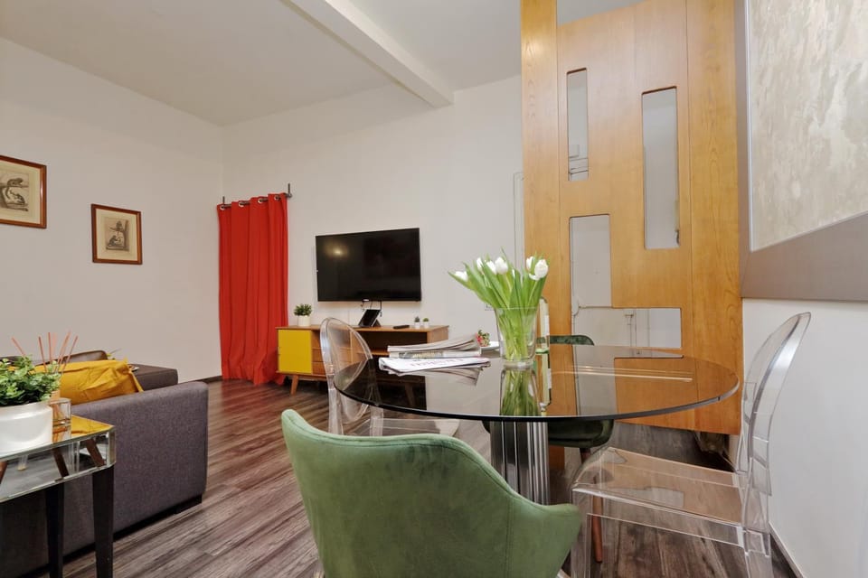 TV and multimedia, Living room, Seating area, Dining area