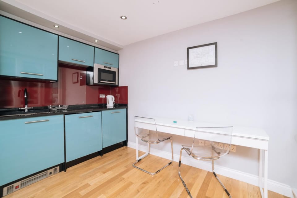 Kitchen or kitchenette, Dining area, minibar, stove