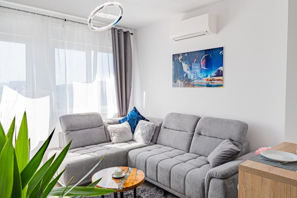 TV and multimedia, View (from property/room), Living room, Decorative detail, Seating area, Family, heating, internet, air conditioner