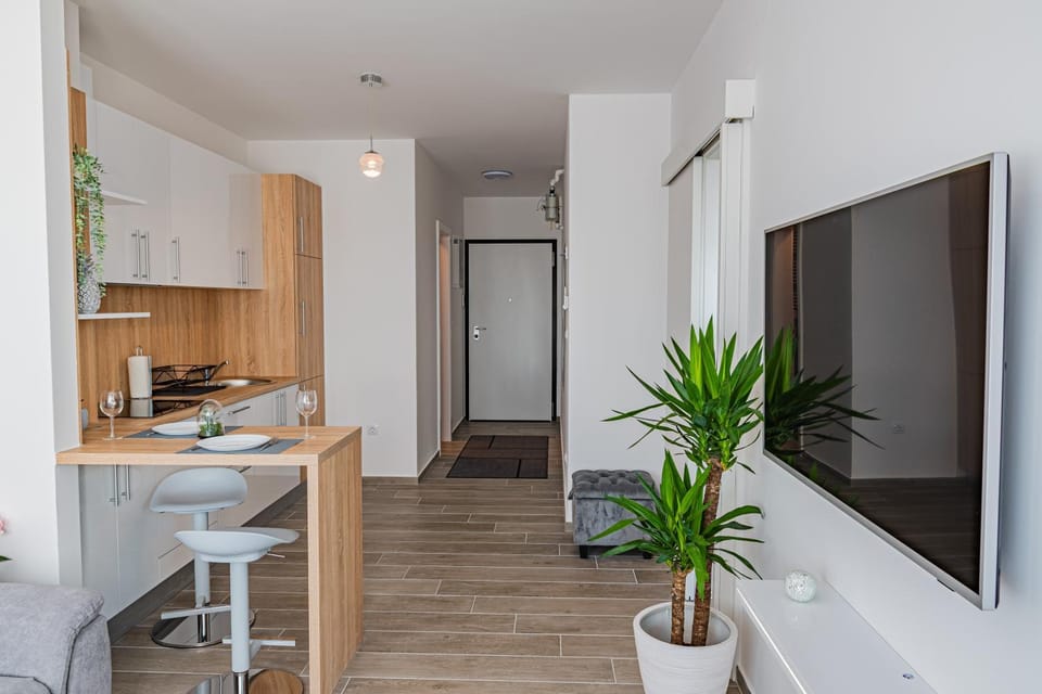 Facade/entrance, TV and multimedia, Kitchen or kitchenette, Decorative detail, Seating area, Dining area, heating, internet, oven, stove
