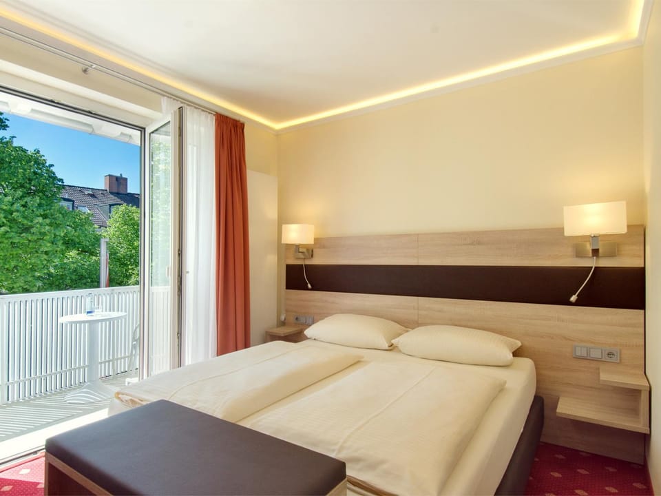 Photo of the whole room, Decorative detail, Garden view