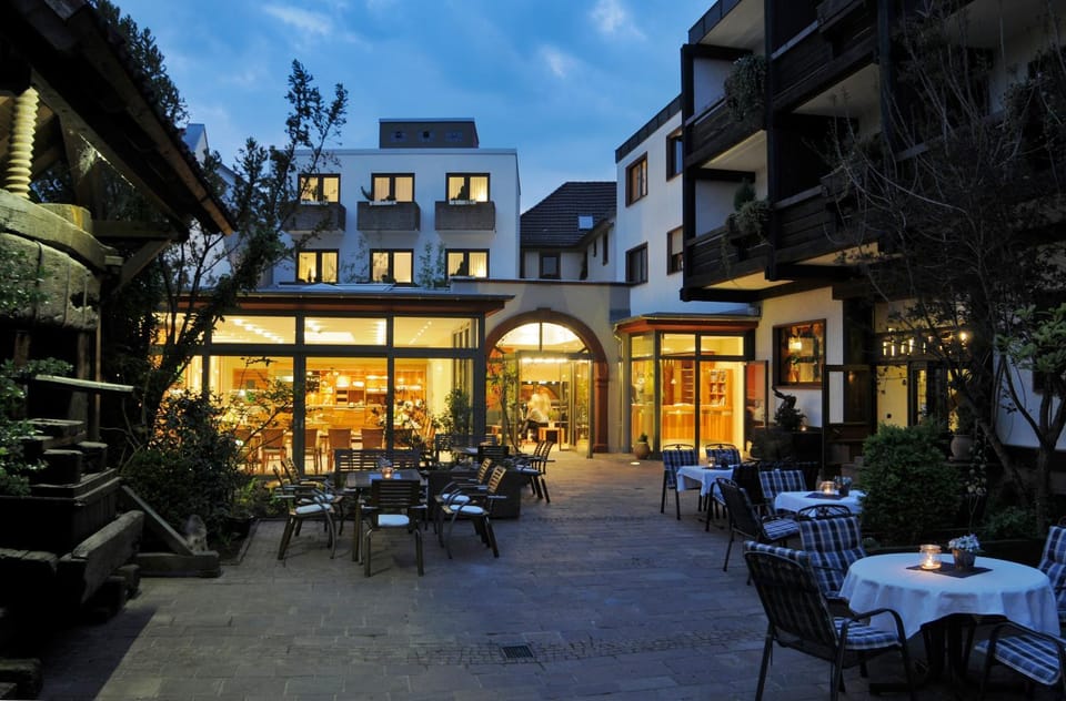Property building, Patio, Restaurant/places to eat, Balcony/Terrace