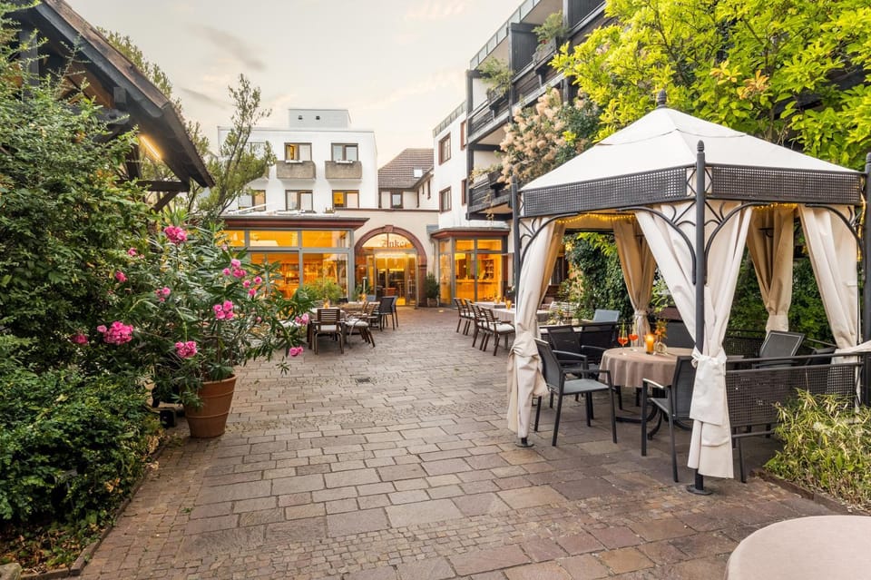 Property building, Patio, Facade/entrance, Garden, Balcony/Terrace, Garden view, Sunset, Inner courtyard view