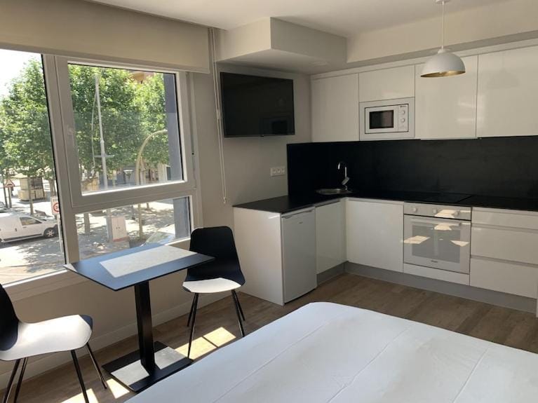 Dining area, Bedroom, minibar, kitchen