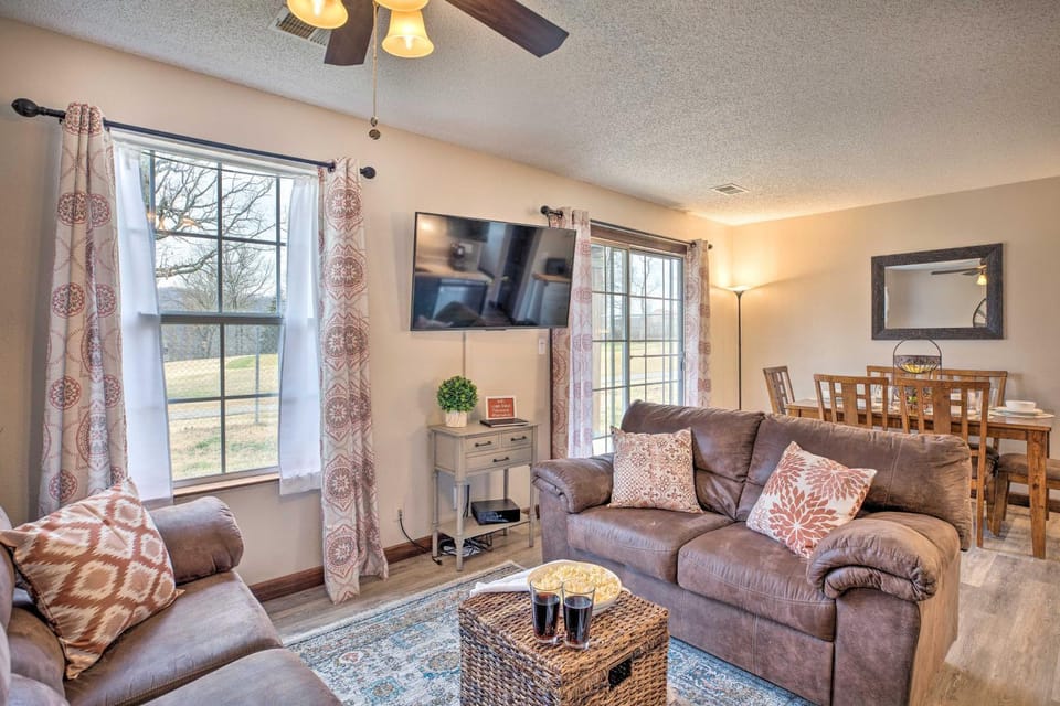 Unit 3 Mi to Branson Strip! Pool, Step-Free Access House in Branson