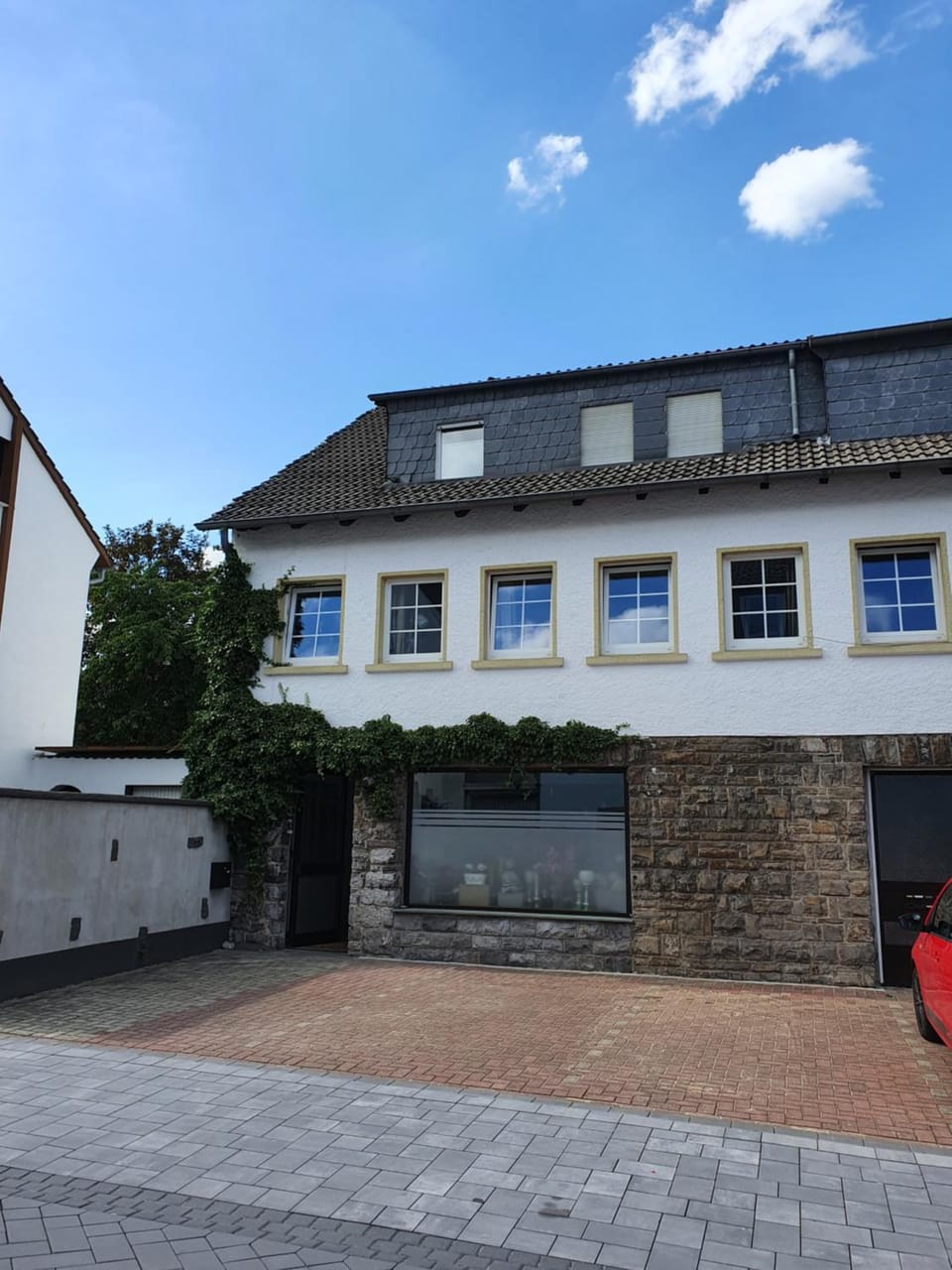 Facade/entrance