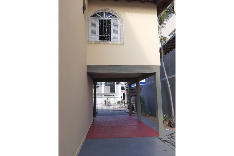 Casa 5 quartos, ampla, a 100 metros da praia. Amigos e família são bem vindos a essa casa. Venha viver momentos inesquecíveis aqui. House in Guarapari