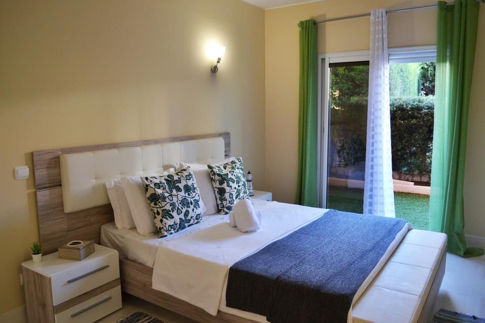 Spring, Bed, Day, Summer, Balcony/Terrace, Photo of the whole room, Decorative detail, Seating area, Bedroom, On site, young children, older children, group of guests, Family, Inner courtyard view