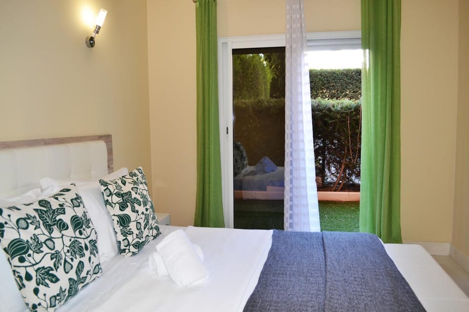 Spring, Bed, Day, Summer, Balcony/Terrace, Photo of the whole room, Decorative detail, Seating area, Bedroom, On site, young children, older children, group of guests, Family, Inner courtyard view