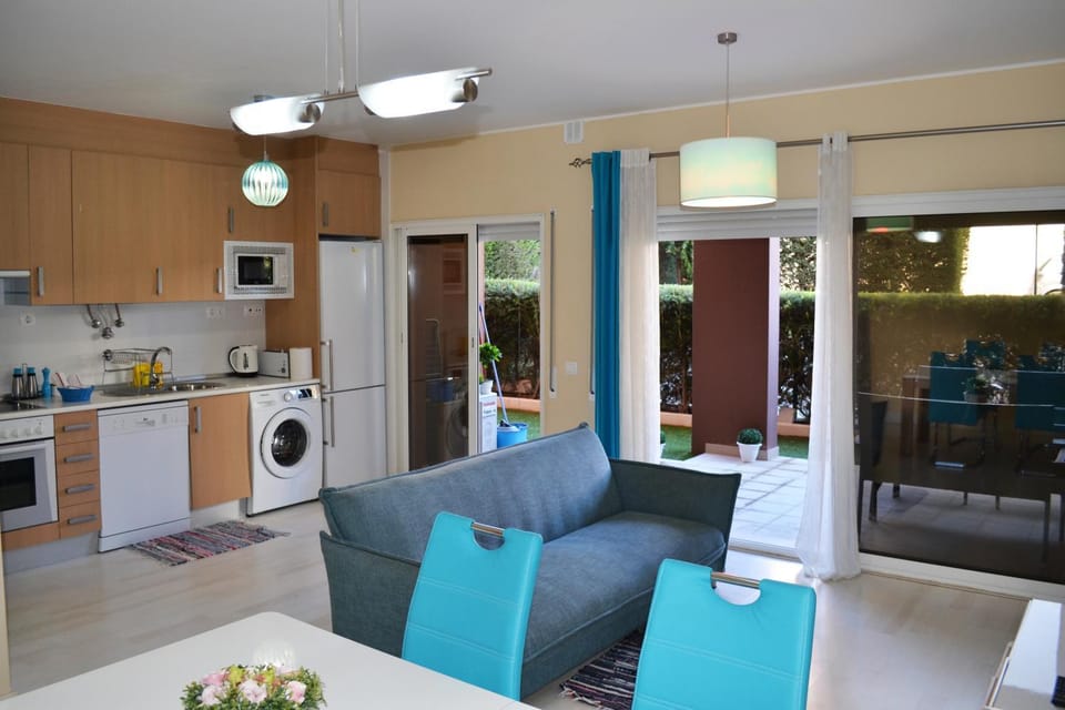 Patio, Spring, Bed, Day, Summer, Garden, TV and multimedia, Coffee/tea facilities, Balcony/Terrace, Living room, Photo of the whole room, Decorative detail, Seating area, Dining area, On site, Text overlay, Garden view, young children, older children, group of guests, Family, Quiet street view, Inner courtyard view