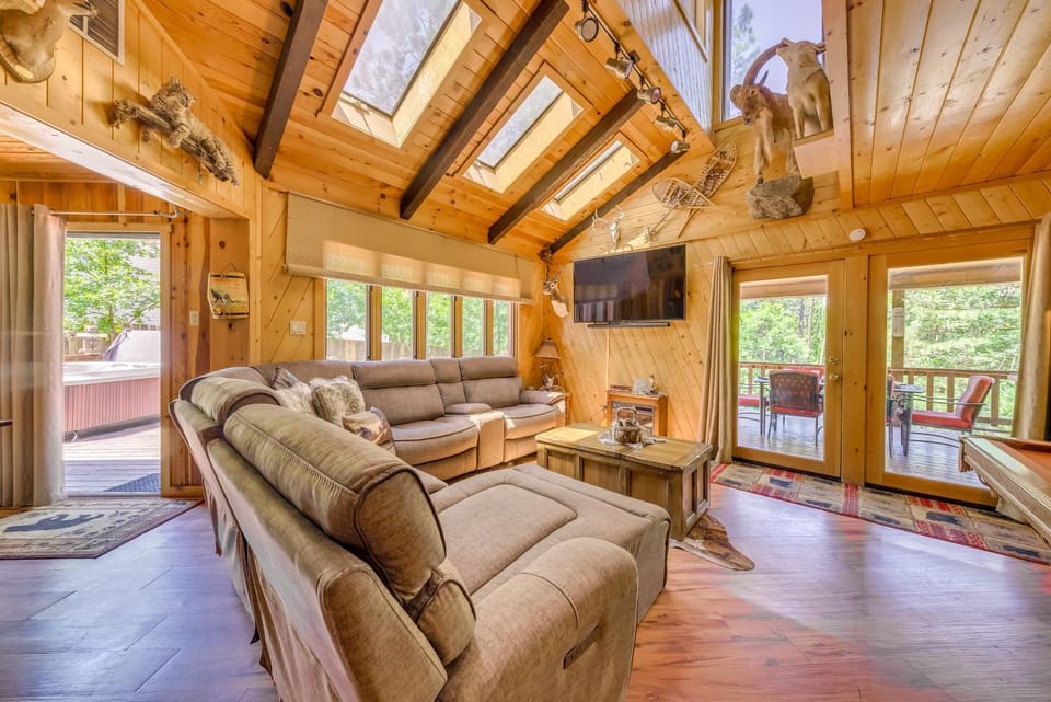 Deck & Hot Tub Bear Country Cabin, upper canyon Cabin in Ruidoso