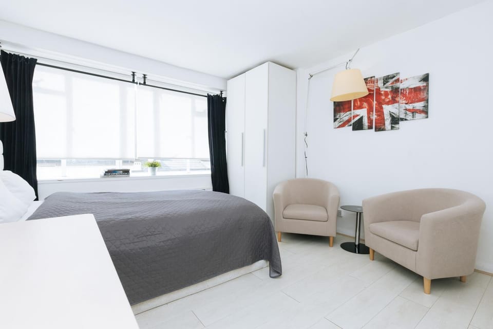 Bed, Seating area, Bedroom