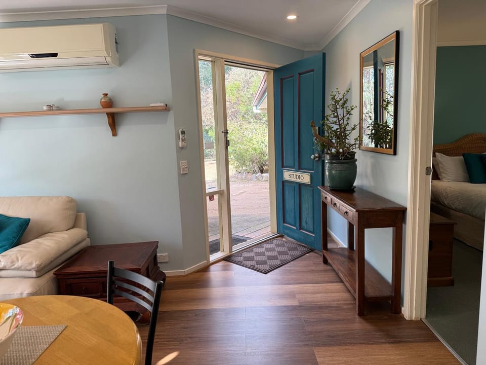 Countryside Retreat romantic intimate studio Apartment in Victoria