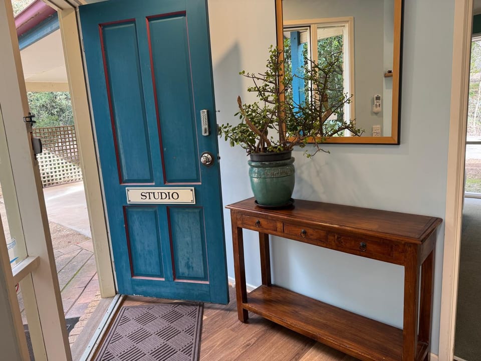 Countryside Retreat romantic intimate studio Apartment in Victoria