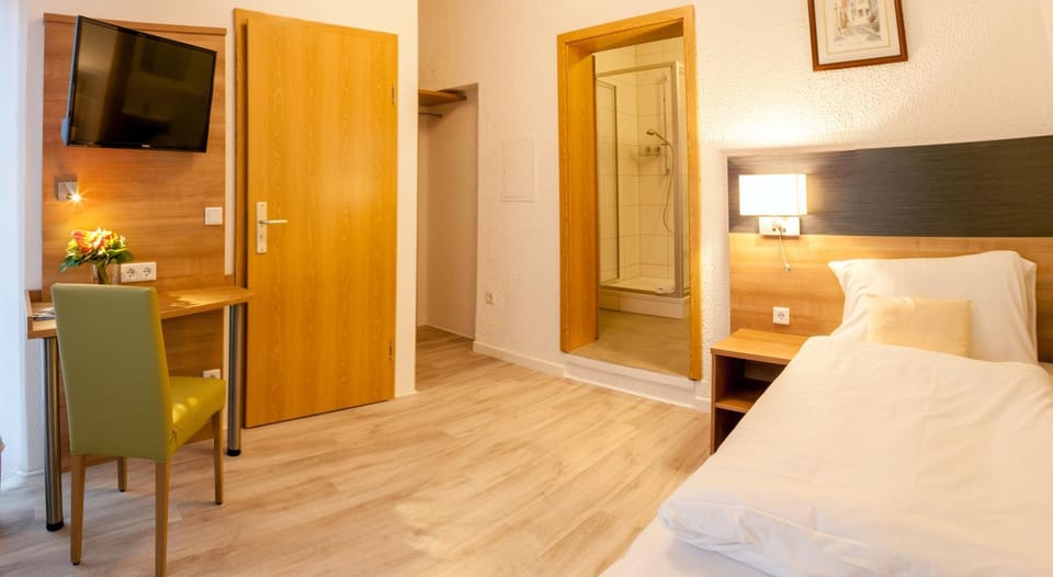 Bed, TV and multimedia, Photo of the whole room, Seating area