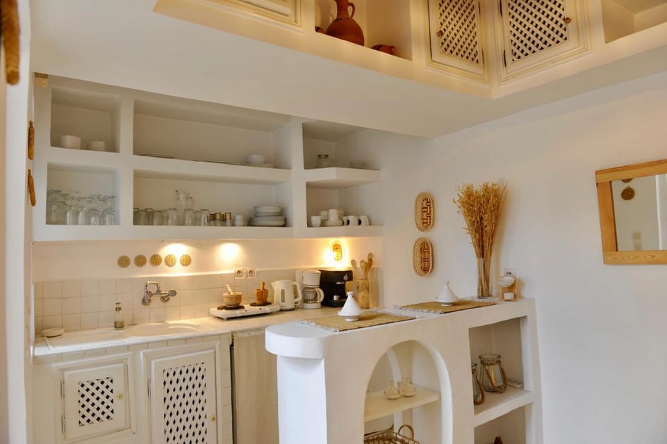 Kitchen or kitchenette, minibar, stove