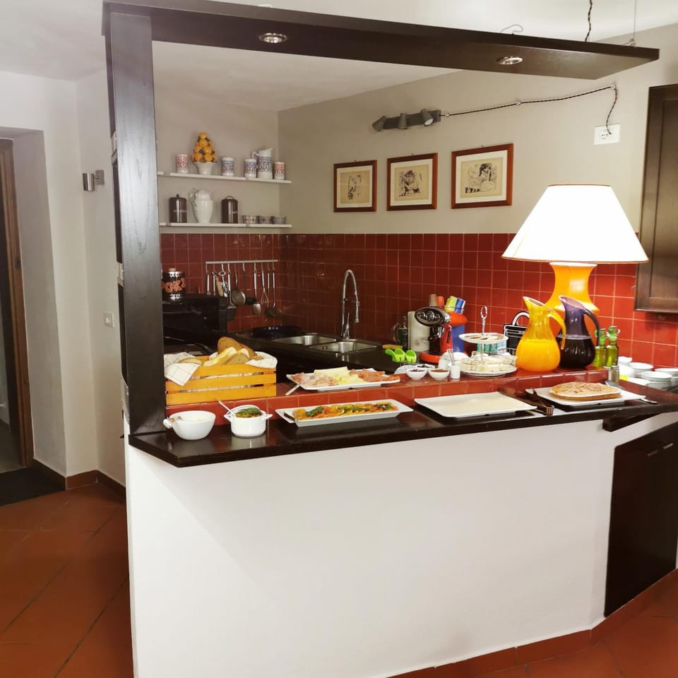 Kitchen or kitchenette, Food and drinks, Communal kitchen, Buffet breakfast