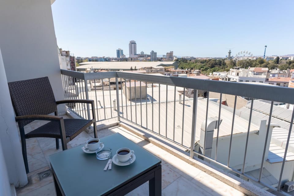 View (from property/room), Balcony/Terrace, City view