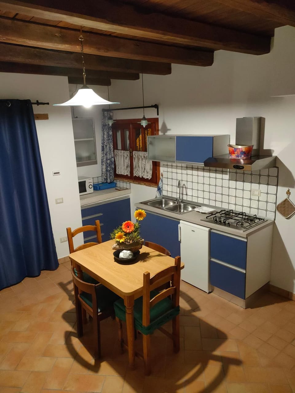 Kitchen or kitchenette, Dining area, minibar, stove