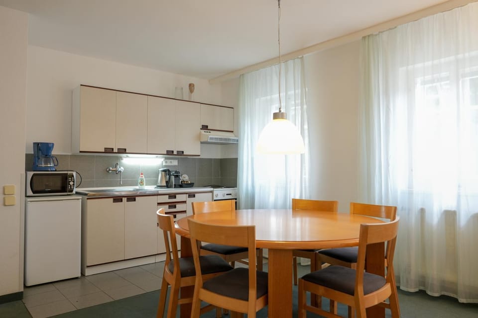 Kitchen or kitchenette, Dining area, oven
