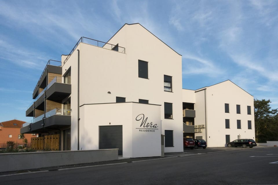 Facade/entrance, Bird's eye view