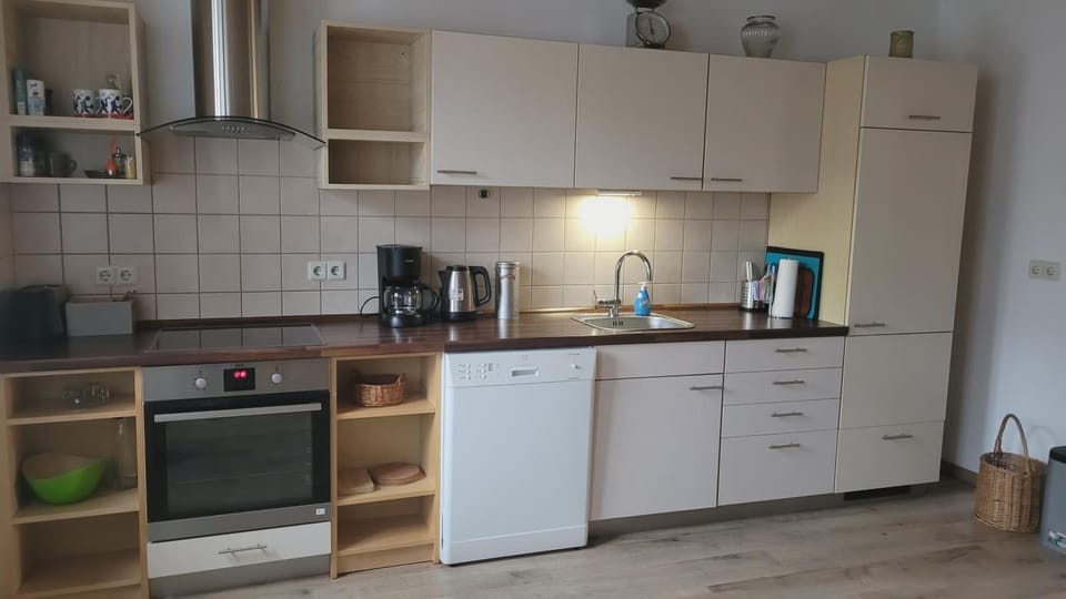 Kitchen or kitchenette, dishwasher